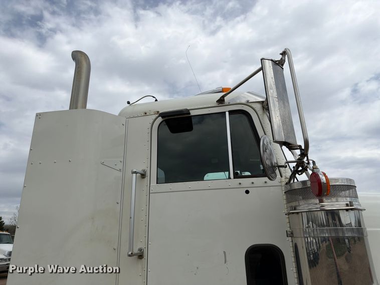 image for item FK0162 2010 Freightliner FLD120 semi truck