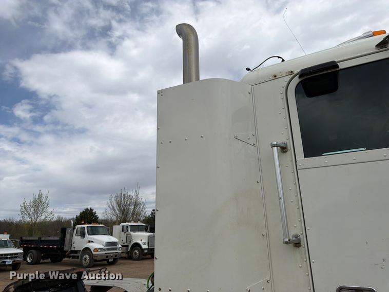 image for item FK0162 2010 Freightliner FLD120 semi truck