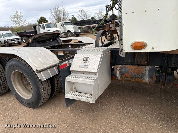 image for item FK0162 2010 Freightliner FLD120 semi truck