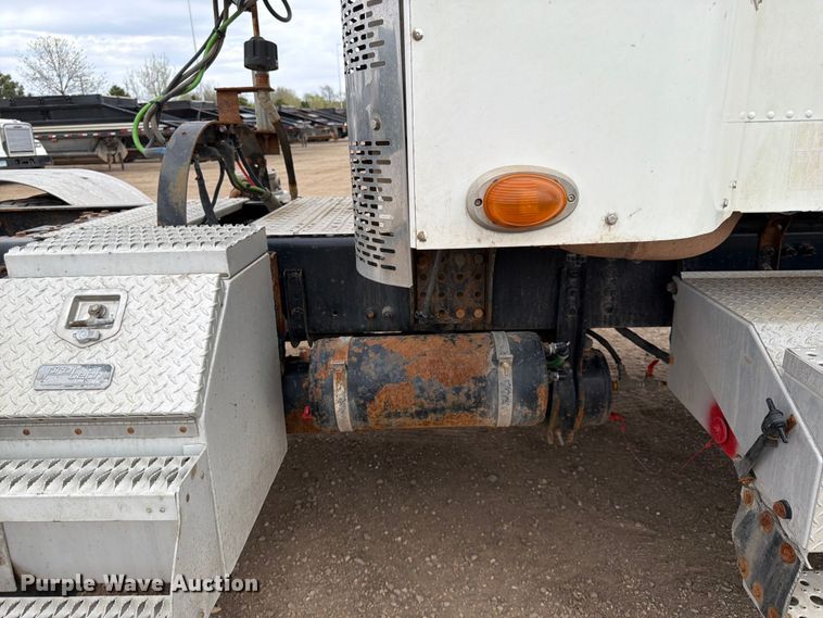 image for item FK0162 2010 Freightliner FLD120 semi truck