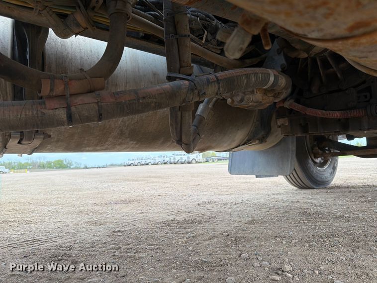 image for item FK0162 2010 Freightliner FLD120 semi truck