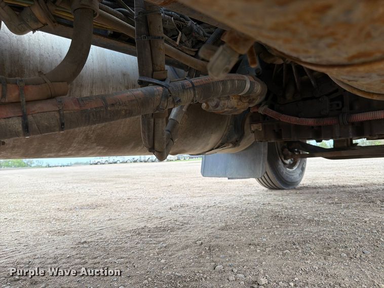 image for item FK0162 2010 Freightliner FLD120 semi truck