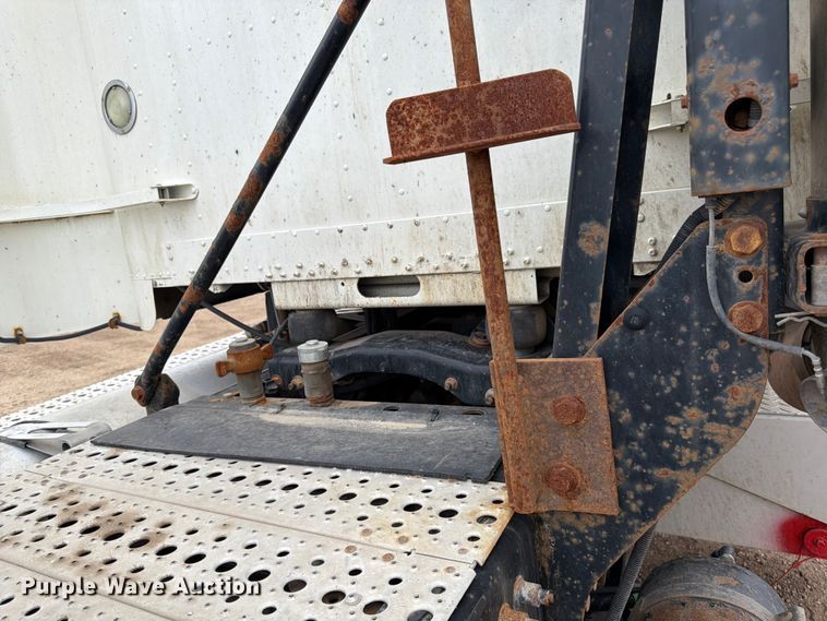 image for item FK0162 2010 Freightliner FLD120 semi truck