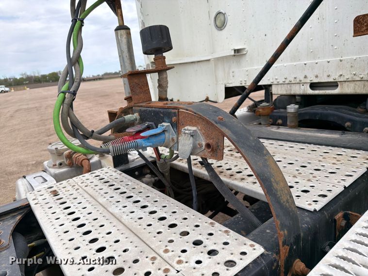 image for item FK0162 2010 Freightliner FLD120 semi truck