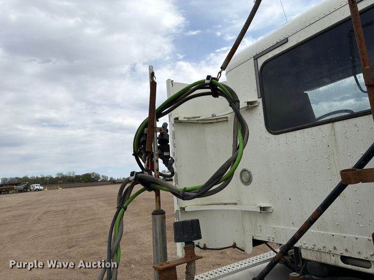 image for item FK0162 2010 Freightliner FLD120 semi truck