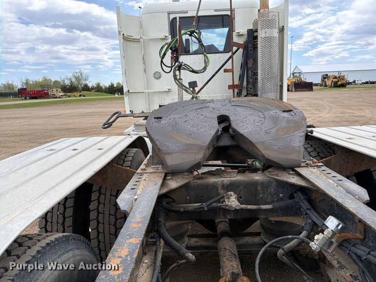 image for item FK0162 2010 Freightliner FLD120 semi truck