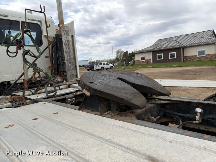 image for item FK0162 2010 Freightliner FLD120 semi truck