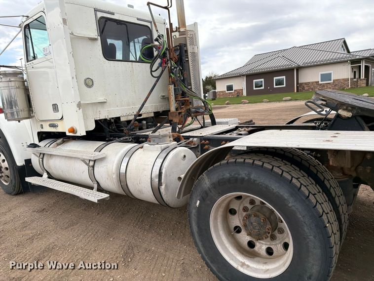 image for item FK0162 2010 Freightliner FLD120 semi truck