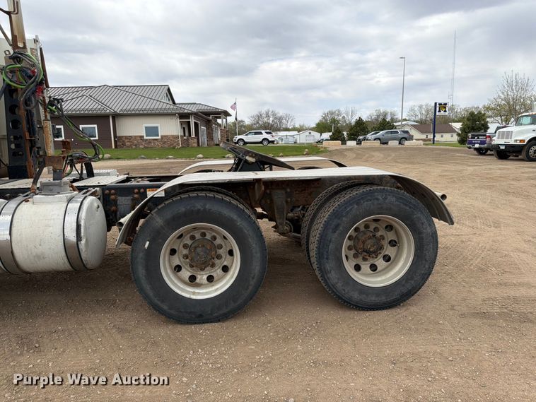 image for item FK0162 2010 Freightliner FLD120 semi truck