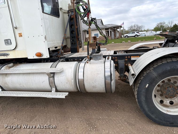 image for item FK0162 2010 Freightliner FLD120 semi truck