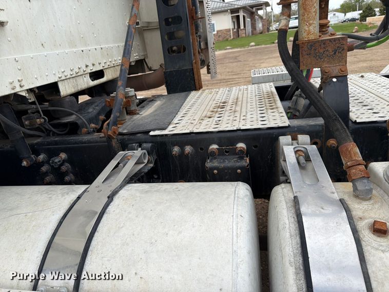 image for item FK0162 2010 Freightliner FLD120 semi truck
