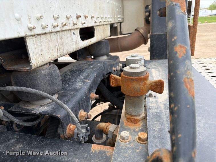 image for item FK0162 2010 Freightliner FLD120 semi truck