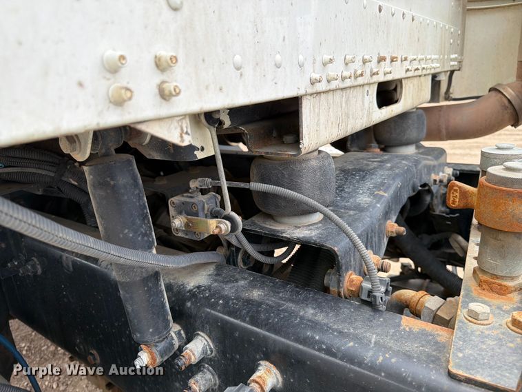 image for item FK0162 2010 Freightliner FLD120 semi truck