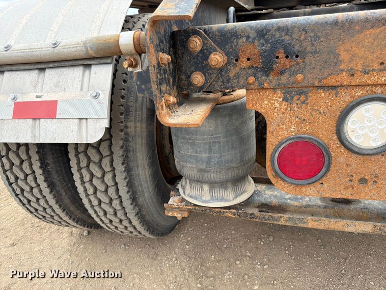 image for item FK0162 2010 Freightliner FLD120 semi truck