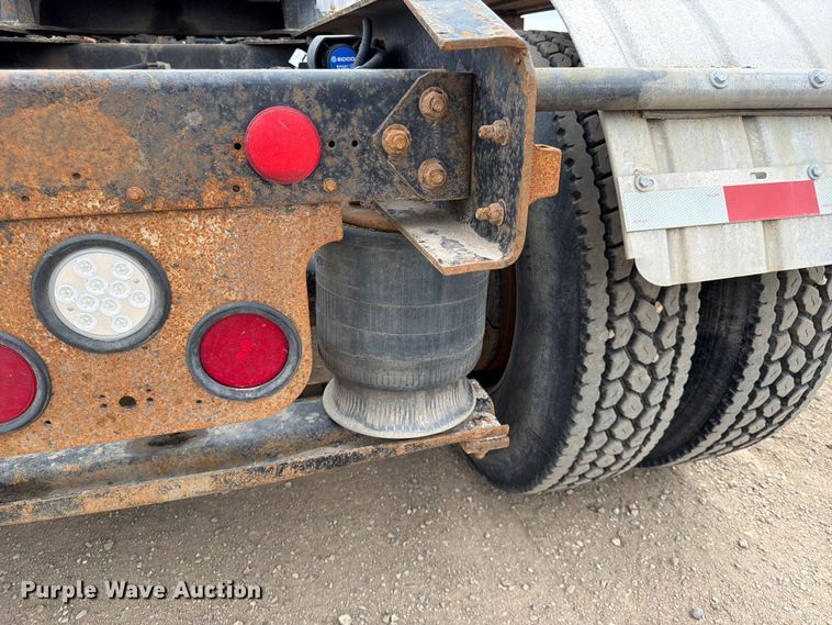 image for item FK0162 2010 Freightliner FLD120 semi truck