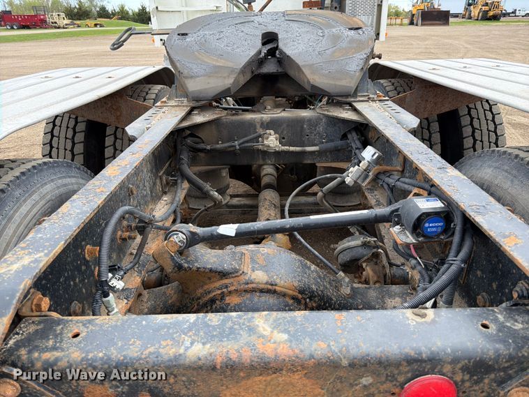 image for item FK0162 2010 Freightliner FLD120 semi truck