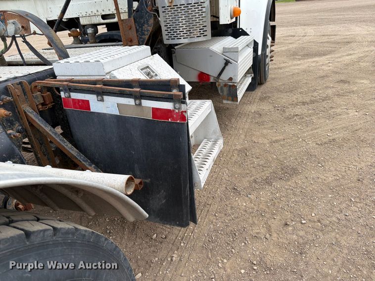 image for item FK0162 2010 Freightliner FLD120 semi truck