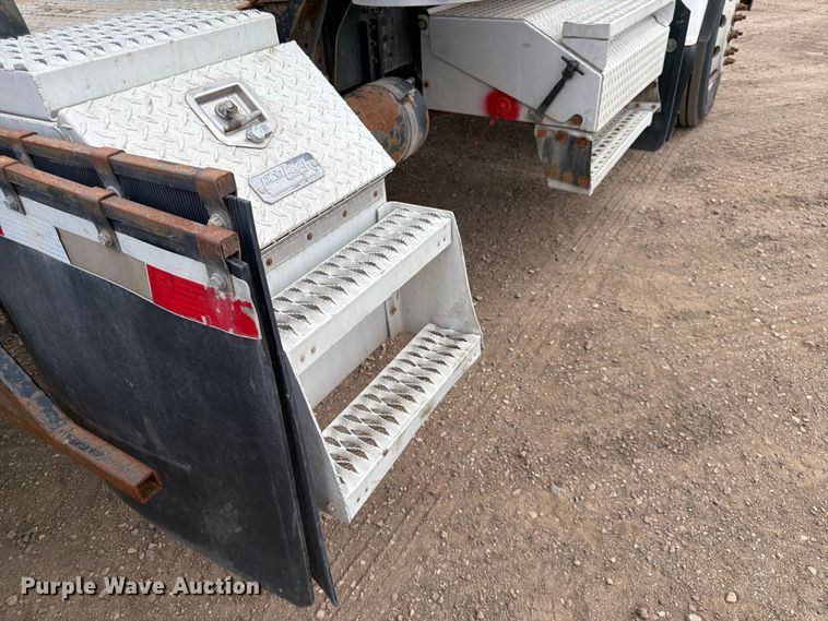 image for item FK0162 2010 Freightliner FLD120 semi truck