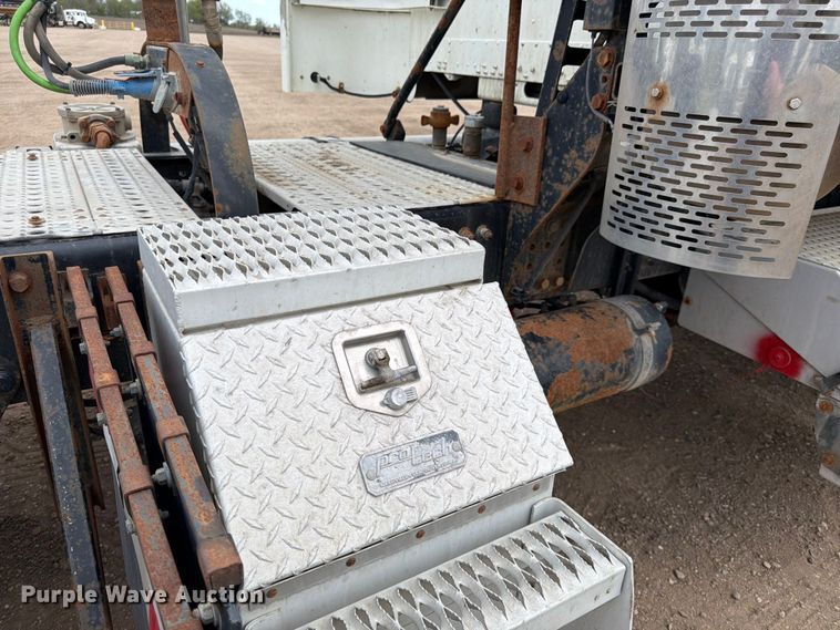image for item FK0162 2010 Freightliner FLD120 semi truck