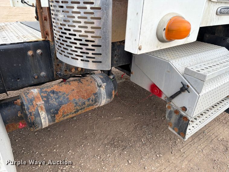 image for item FK0162 2010 Freightliner FLD120 semi truck