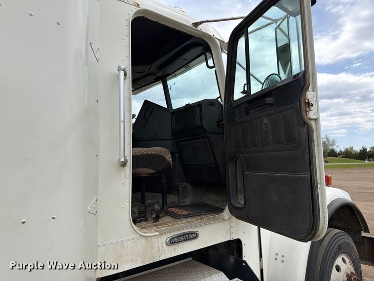 image for item FK0162 2010 Freightliner FLD120 semi truck