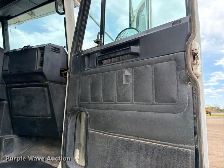 image for item FK0162 2010 Freightliner FLD120 semi truck
