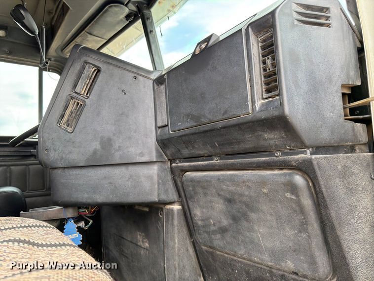 image for item FK0162 2010 Freightliner FLD120 semi truck
