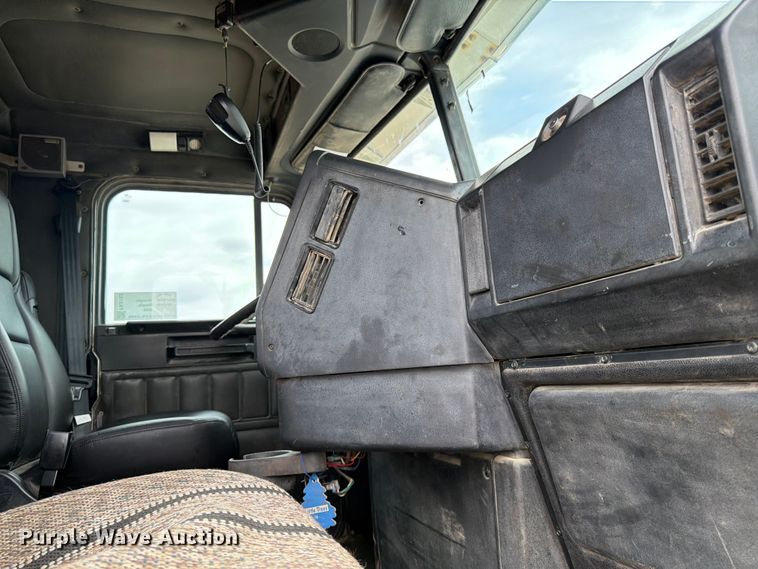 image for item FK0162 2010 Freightliner FLD120 semi truck