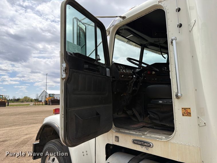 image for item FK0162 2010 Freightliner FLD120 semi truck