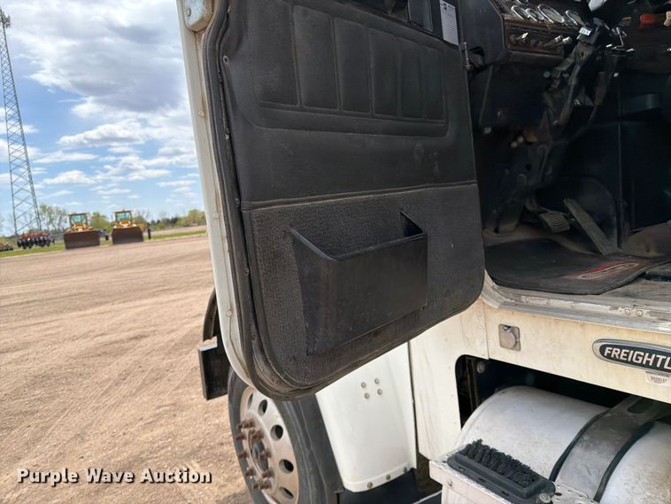 image for item FK0162 2010 Freightliner FLD120 semi truck
