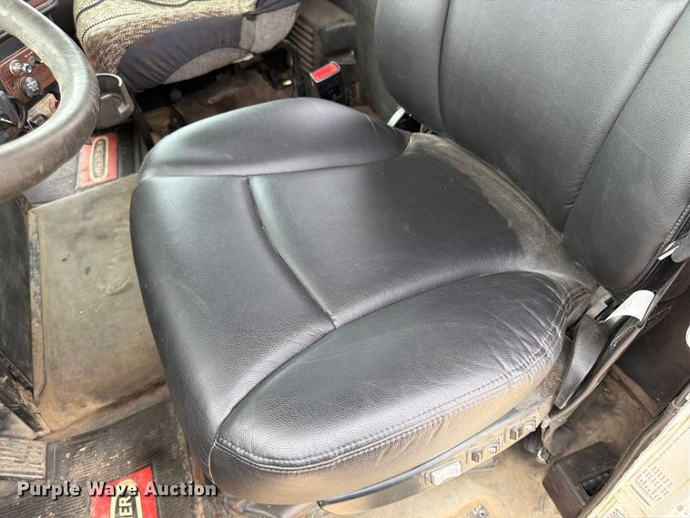 image for item FK0162 2010 Freightliner FLD120 semi truck