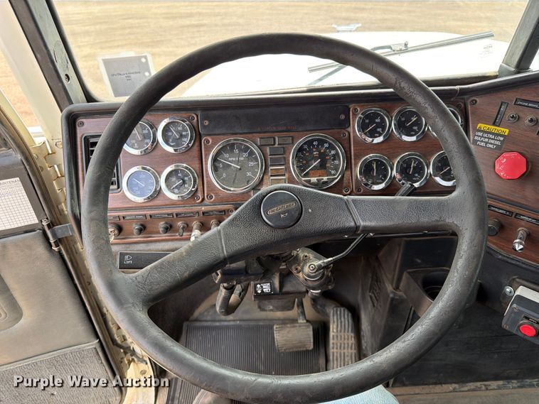 image for item FK0162 2010 Freightliner FLD120 semi truck