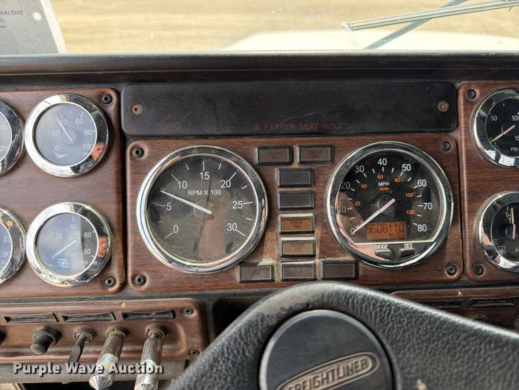 image for item FK0162 2010 Freightliner FLD120 semi truck