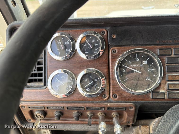 image for item FK0162 2010 Freightliner FLD120 semi truck