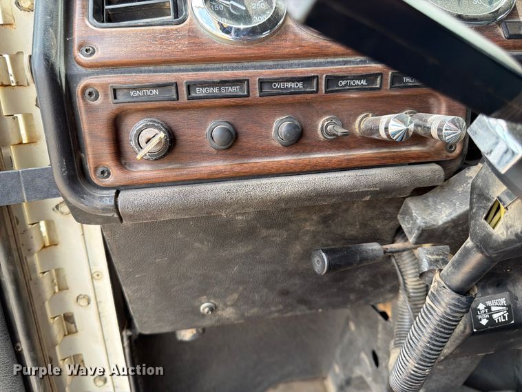 image for item FK0162 2010 Freightliner FLD120 semi truck