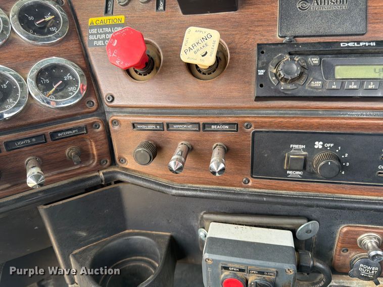 image for item FK0162 2010 Freightliner FLD120 semi truck