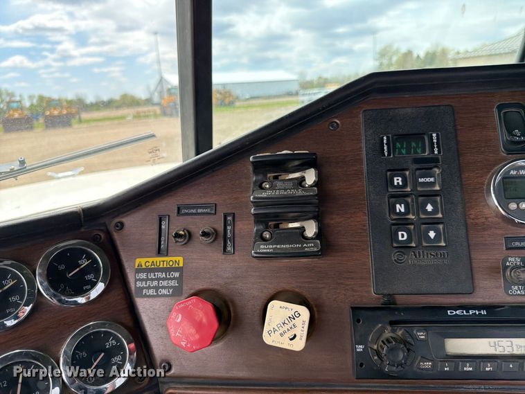 image for item FK0162 2010 Freightliner FLD120 semi truck