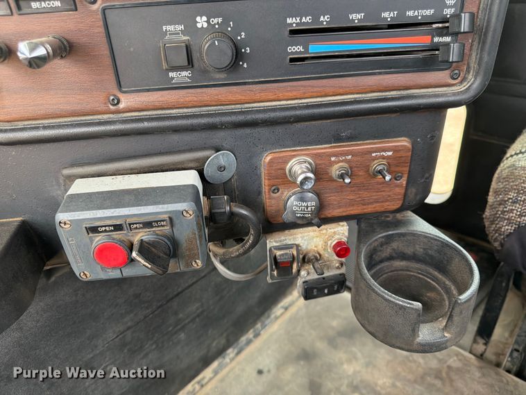 image for item FK0162 2010 Freightliner FLD120 semi truck