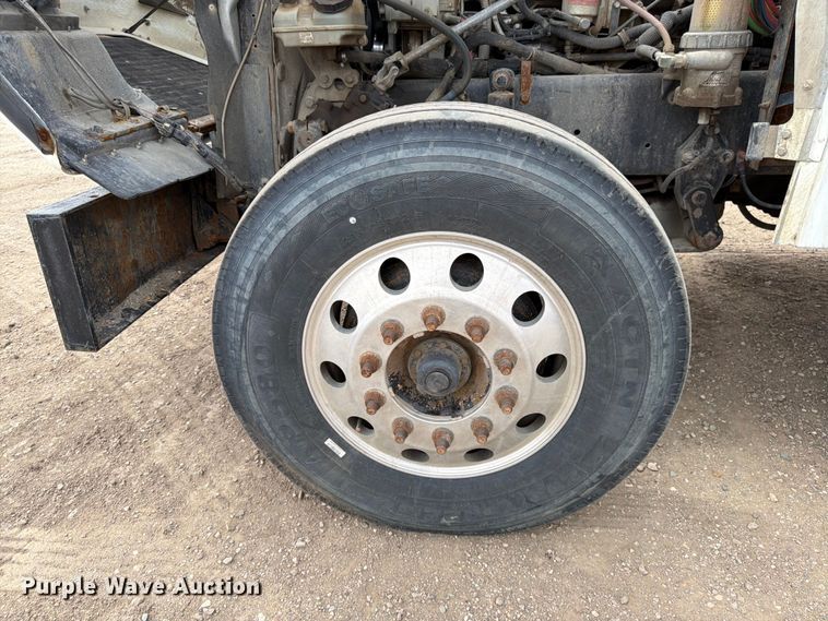 image for item FK0162 2010 Freightliner FLD120 semi truck
