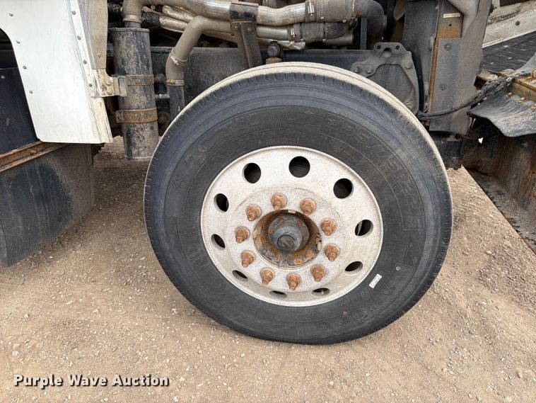 image for item FK0162 2010 Freightliner FLD120 semi truck