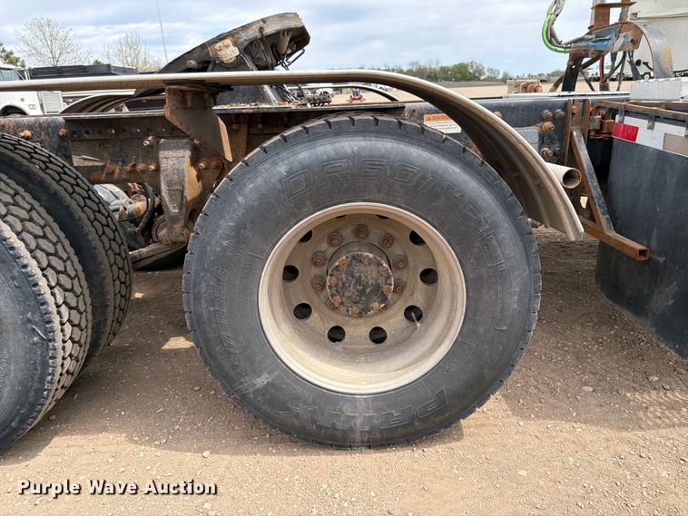 image for item FK0162 2010 Freightliner FLD120 semi truck