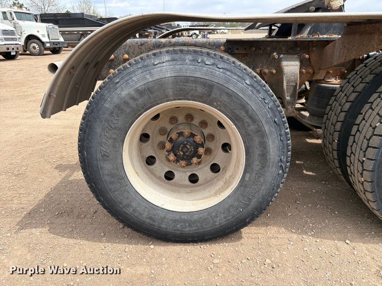 image for item FK0162 2010 Freightliner FLD120 semi truck