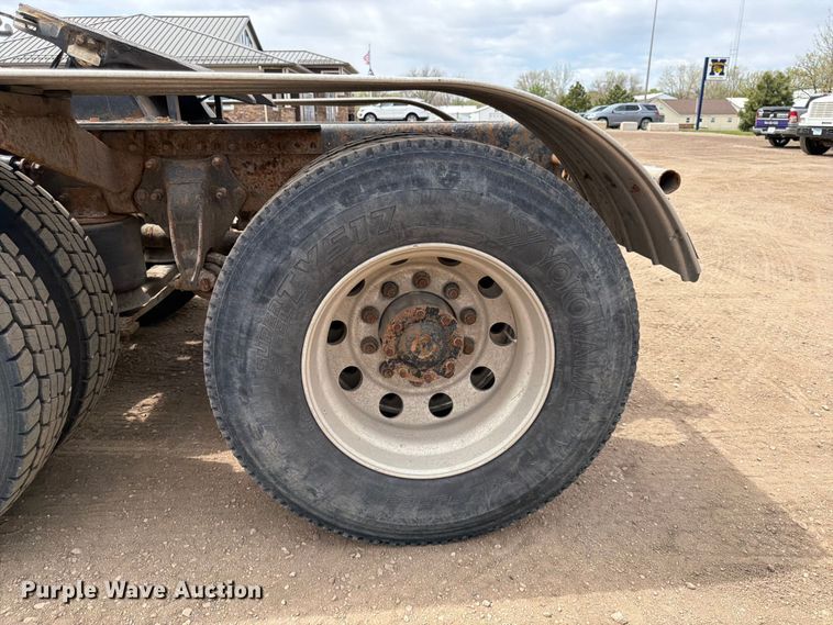 image for item FK0162 2010 Freightliner FLD120 semi truck