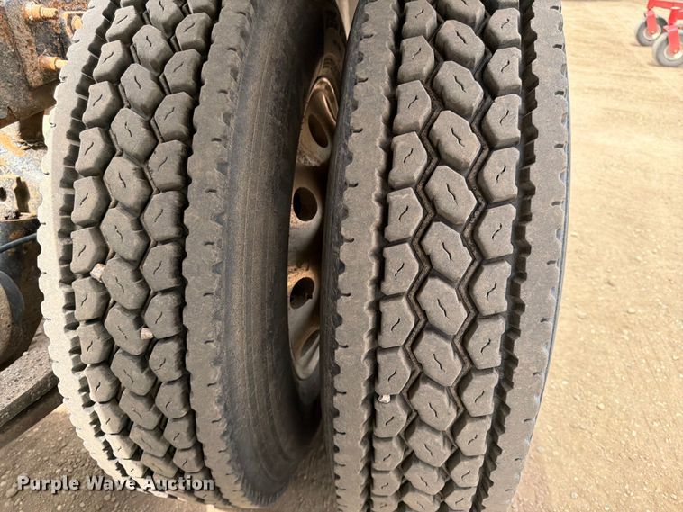 image for item FK0162 2010 Freightliner FLD120 semi truck