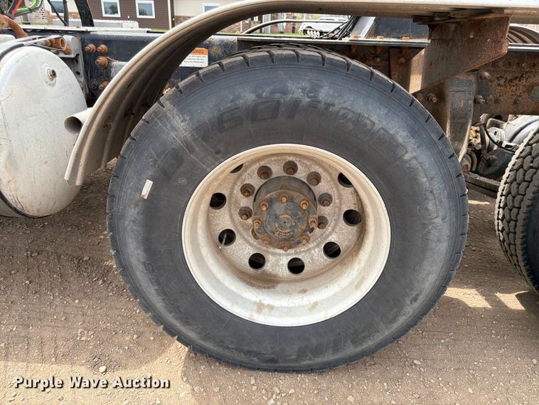 image for item FK0162 2010 Freightliner FLD120 semi truck