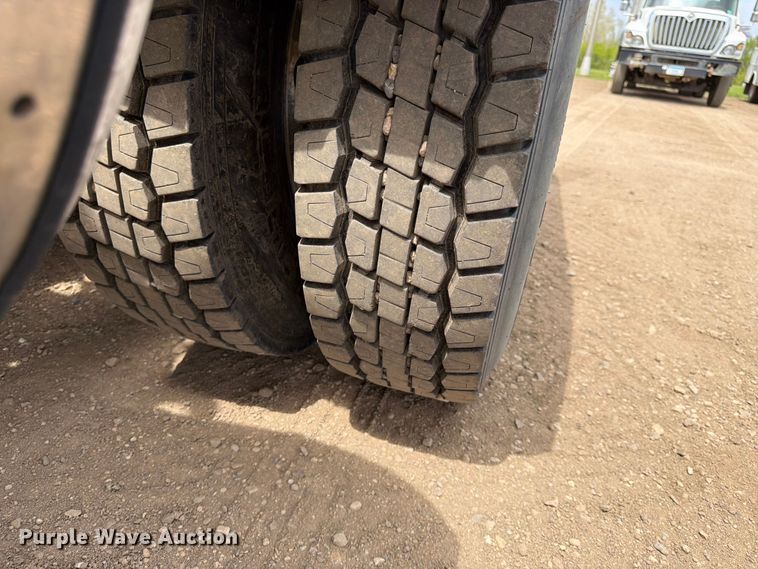 image for item FK0162 2010 Freightliner FLD120 semi truck