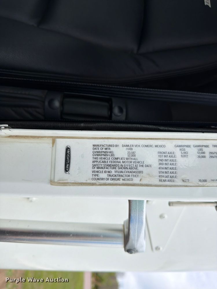 image for item FK0162 2010 Freightliner FLD120 semi truck