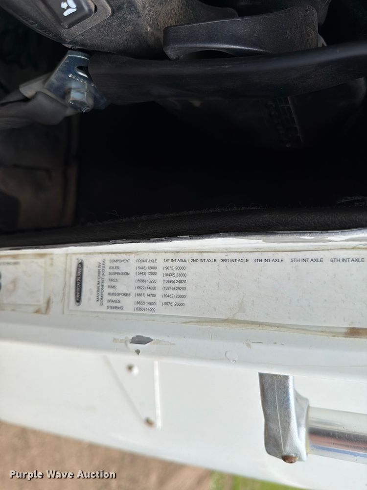image for item FK0162 2010 Freightliner FLD120 semi truck