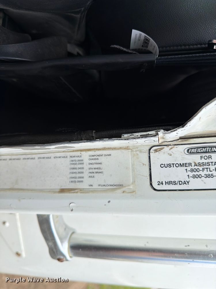 image for item FK0162 2010 Freightliner FLD120 semi truck