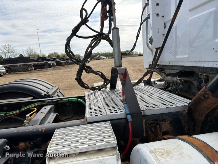 image for item FK0164 2003 Sterling A9500 semi truck